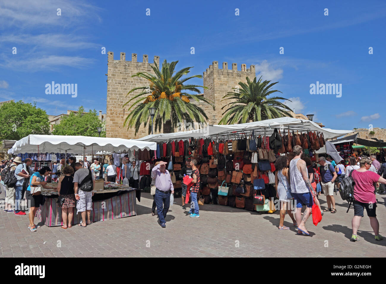 Straßenmarkt in der Altstadt von Alcudia, Mallorca Stockfoto