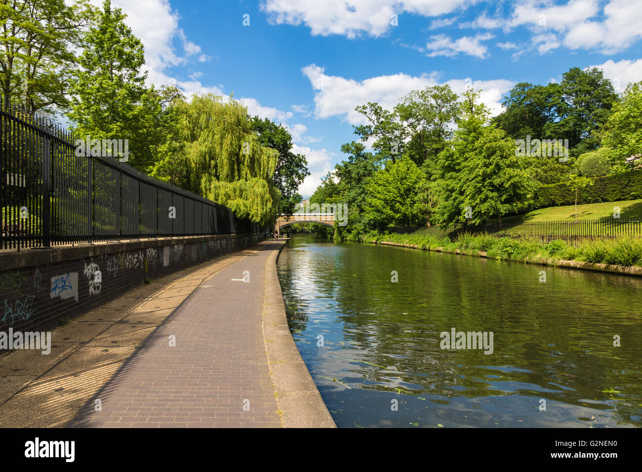 Entspannende Kulisse des Regent es Canal in London, Großbritannien Stockfoto