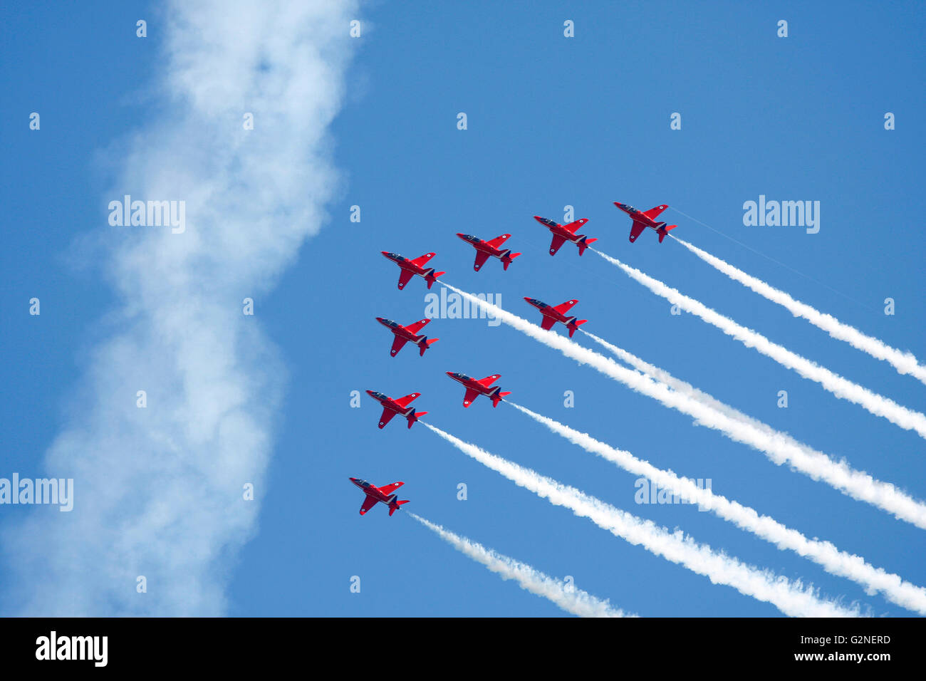 Die Red Arrows Formationsflug vor blauem Himmel Stockfoto