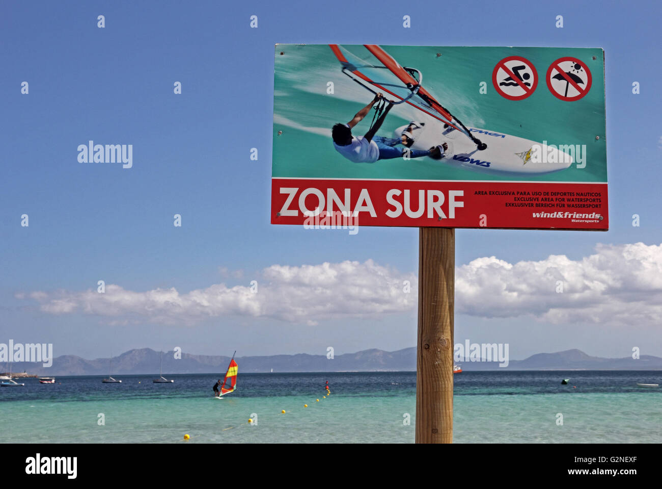 Zona Surf, Schild für Windsurfen, mit Windsurfer im Hintergrund reservierten Bereich Stockfoto