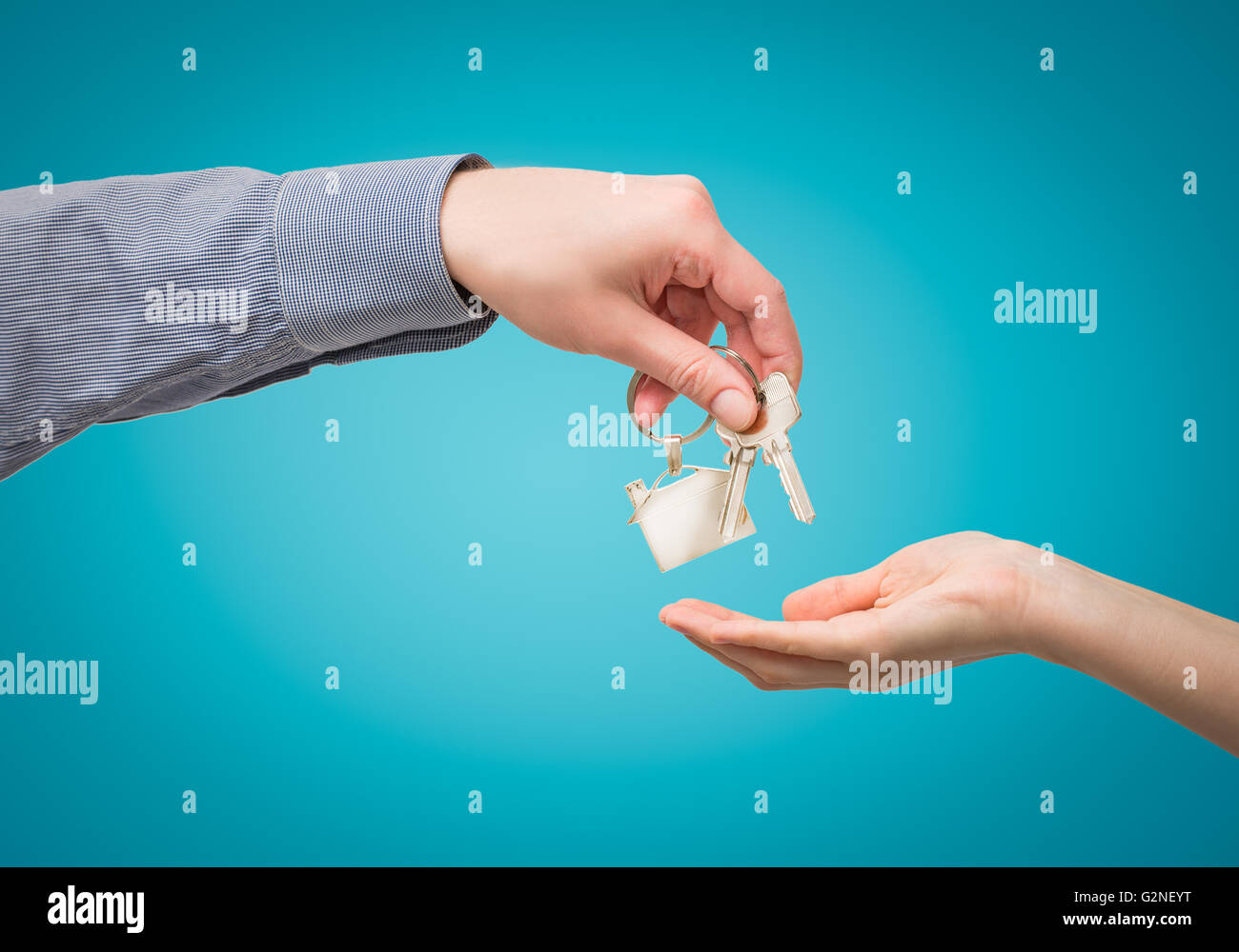 Schlüssel nach Hause kaufen Verkauf Hand Besitzer Geschäftszone real Haus - stock Bild Stockfoto