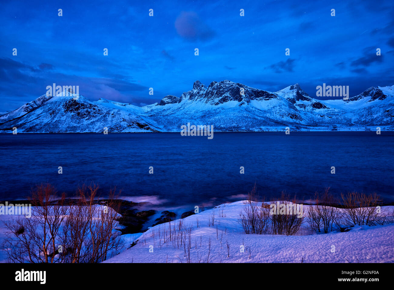 Winter Landschaft im Fjord Husøy Senja, Nachtaufnahme mit Mondlicht, Senja, Troms, Norwegen, Europa Stockfoto