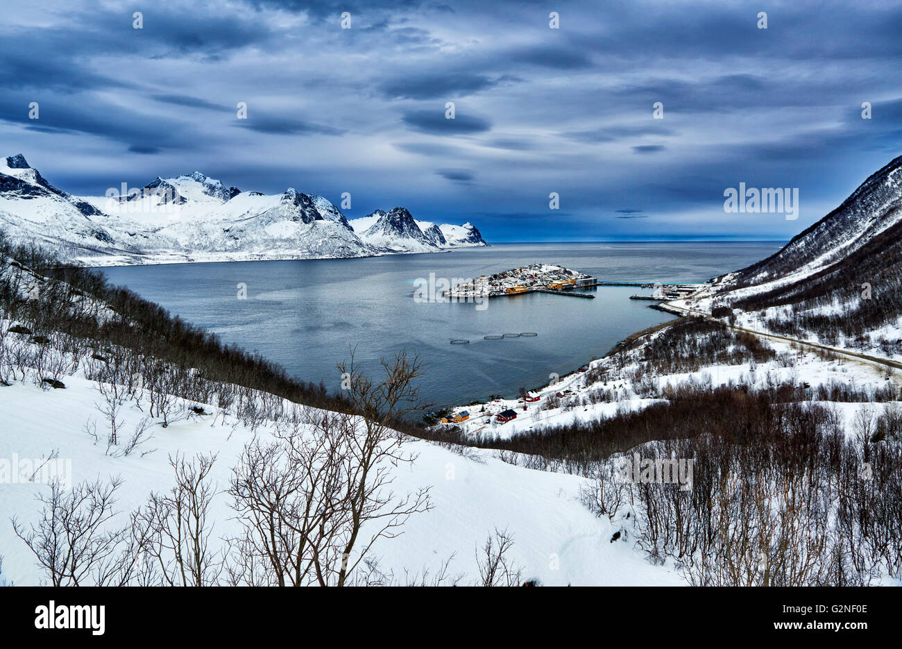 Winter Landschaft im Fjord Husøy Senja, Senja, Troms, Norwegen, Europa Stockfoto