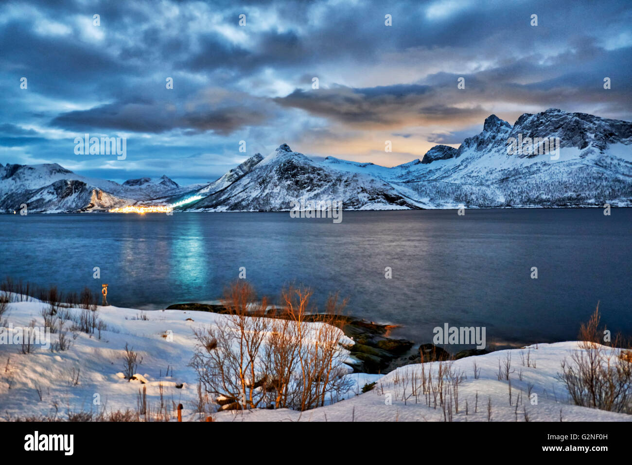 Winter Landschaft im Fjord Husøy Senja, Nachtaufnahme mit Mondlicht, Senja, Troms, Norwegen, Europa Stockfoto