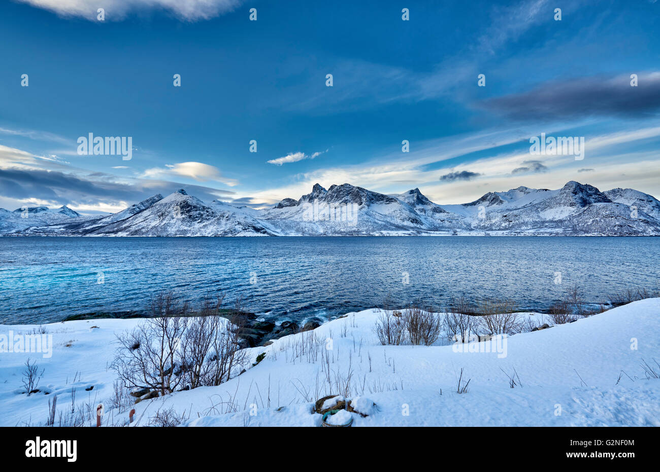 Winter Landschaft im Fjord Husøy Senja, Senja, Troms, Norwegen, Europa Stockfoto