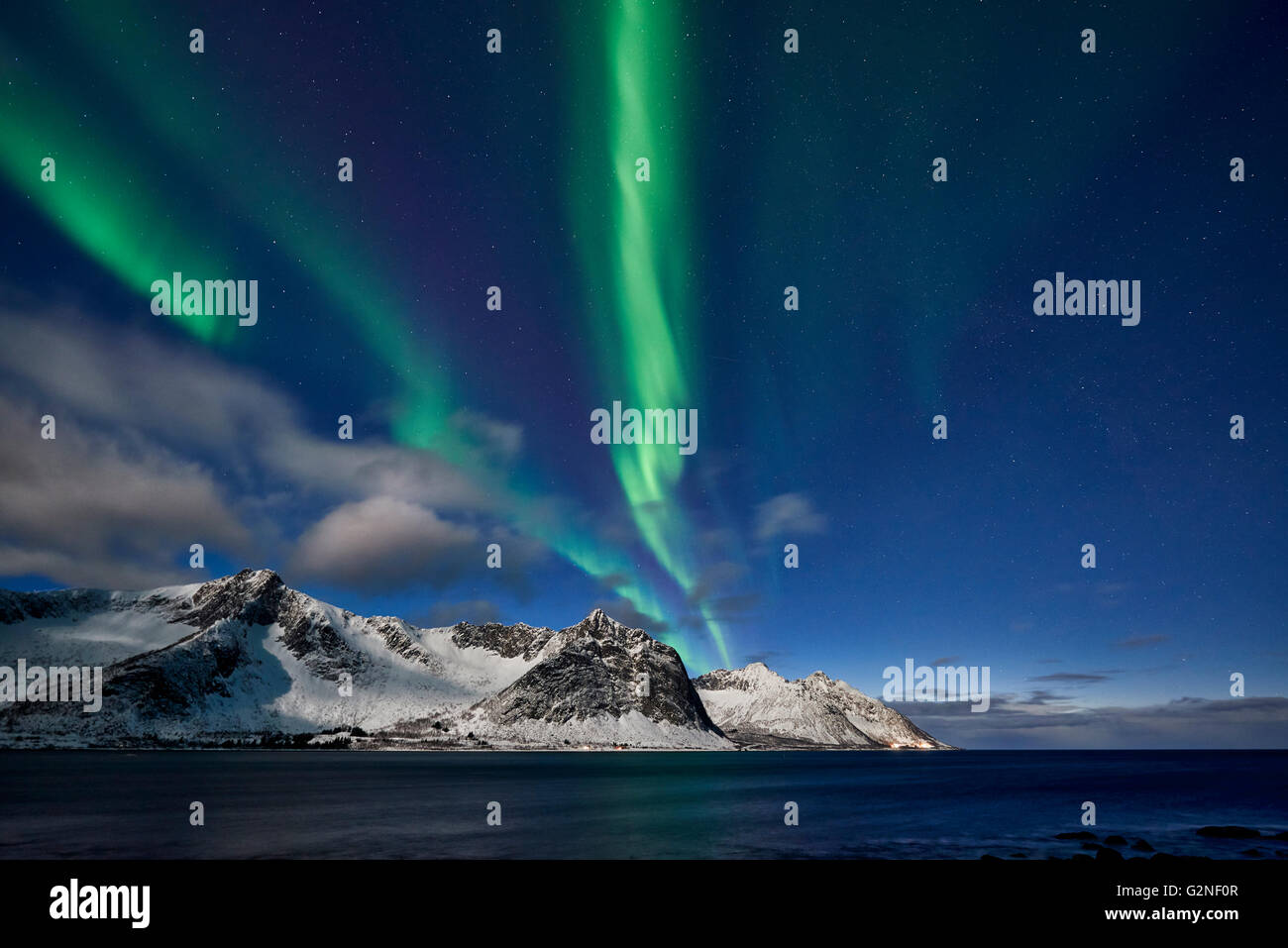 Aurora Borealis oder das Nordlicht über verschneite Winterlandschaft im Fjord von Ersfjorden, Senja, Troms, Norwegen, Europa Stockfoto