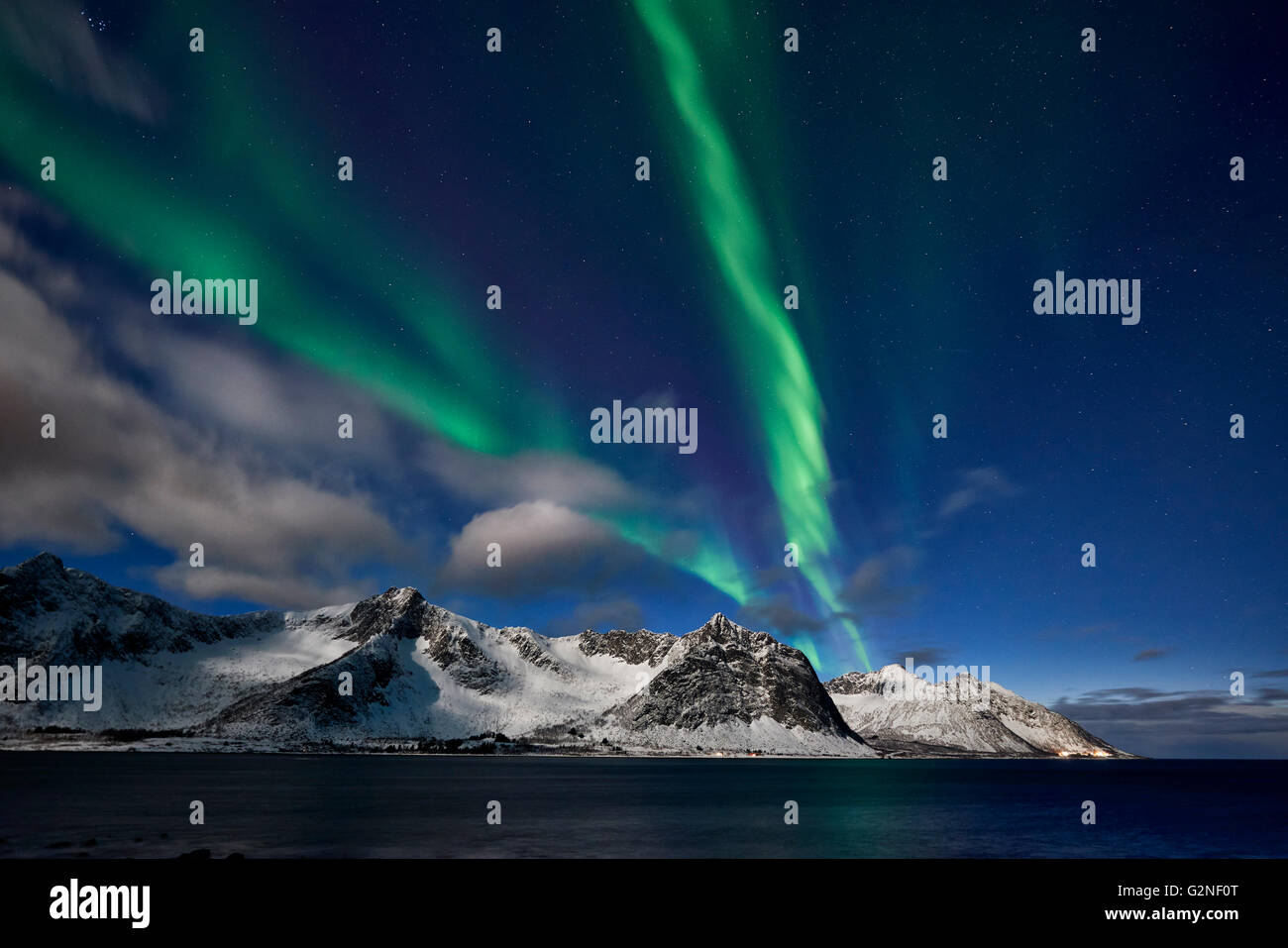 Aurora Borealis oder das Nordlicht über verschneite Winterlandschaft im Fjord von Ersfjorden, Senja, Troms, Norwegen, Europa Stockfoto