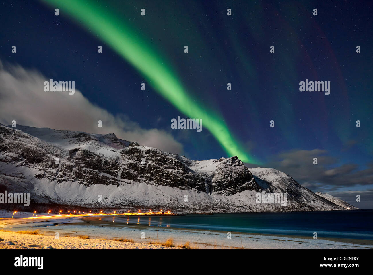 Aurora Borealis oder das Nordlicht über verschneite Winterlandschaft im Fjord von Ersfjorden, Senja, Troms, Norwegen, Europa Stockfoto