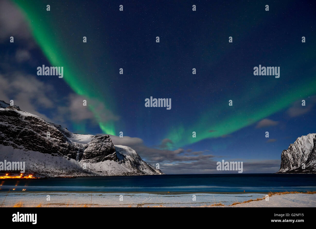 Aurora Borealis oder das Nordlicht über verschneite Winterlandschaft im Fjord von Ersfjorden, Senja, Troms, Norwegen, Europa Stockfoto