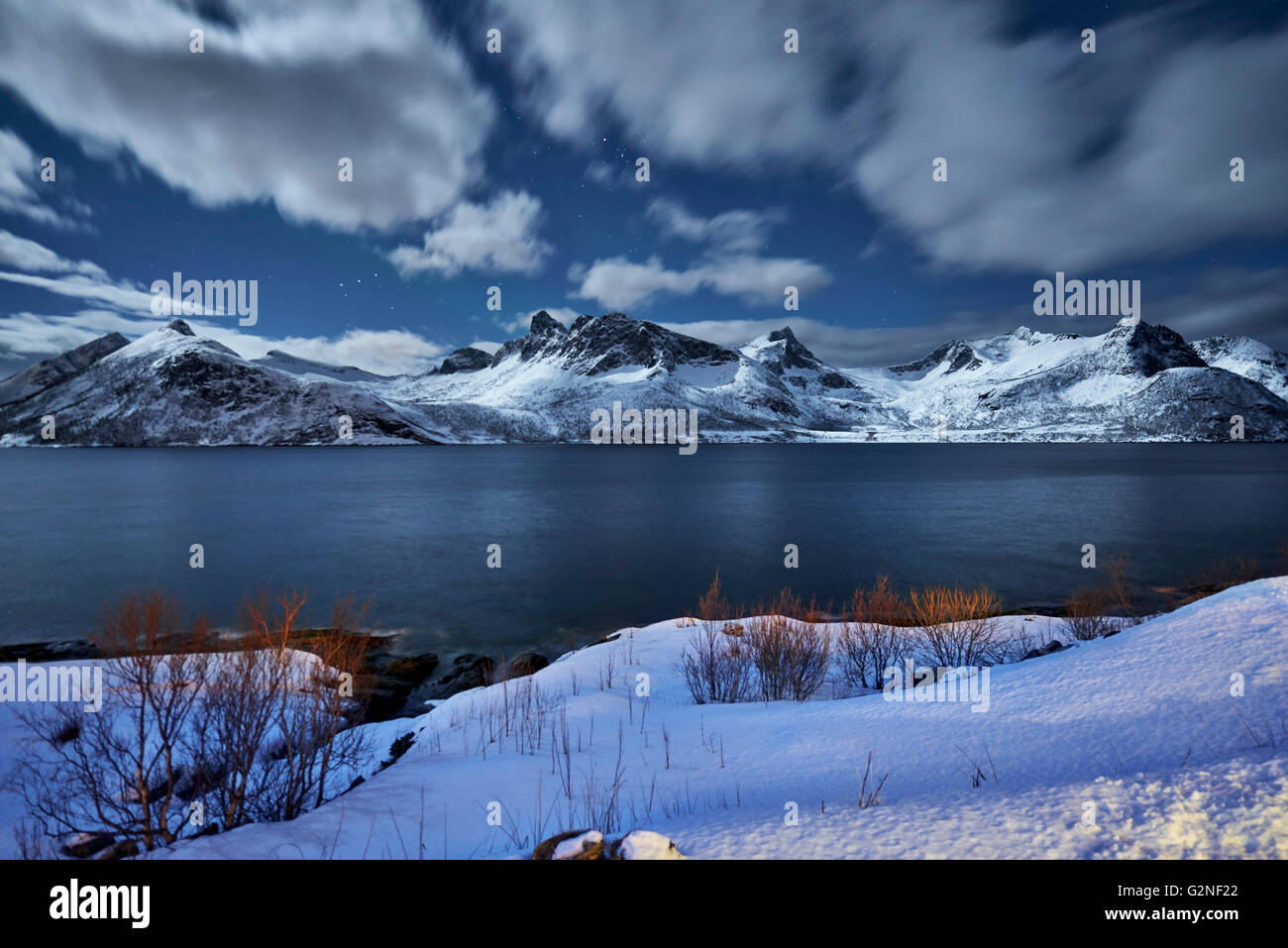 Winter Landschaft im Fjord Husøy Senja, Nachtaufnahme mit Mondlicht, Senja, Troms, Norwegen, Europa Stockfoto