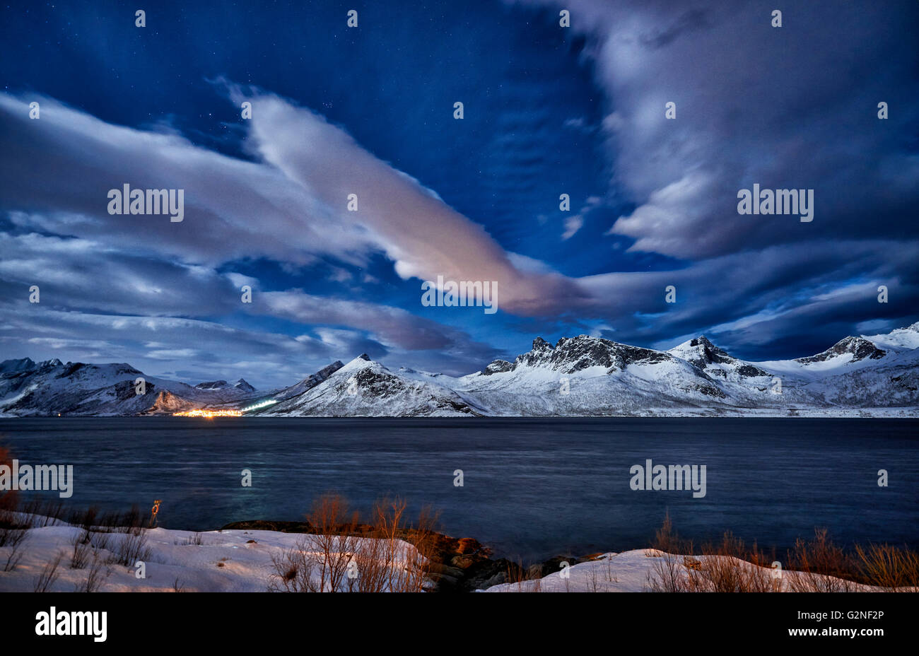 Winter Landschaft im Fjord Husøy Senja, Nachtaufnahme mit Mondlicht, Senja, Troms, Norwegen, Europa Stockfoto