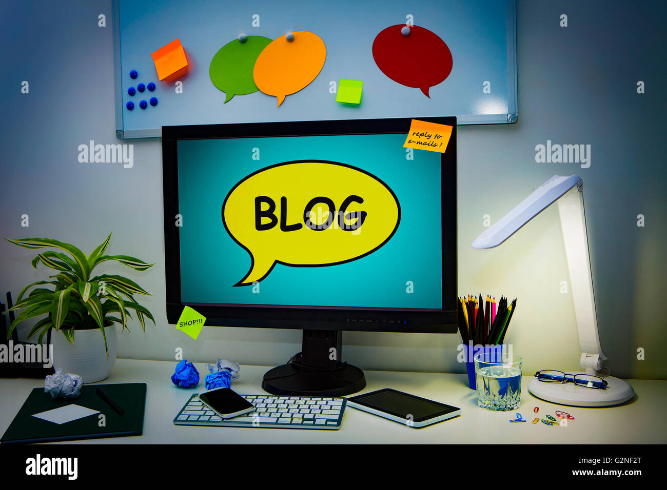 Designer Schreibtisch mit Blog-Konzepte. Stockfoto