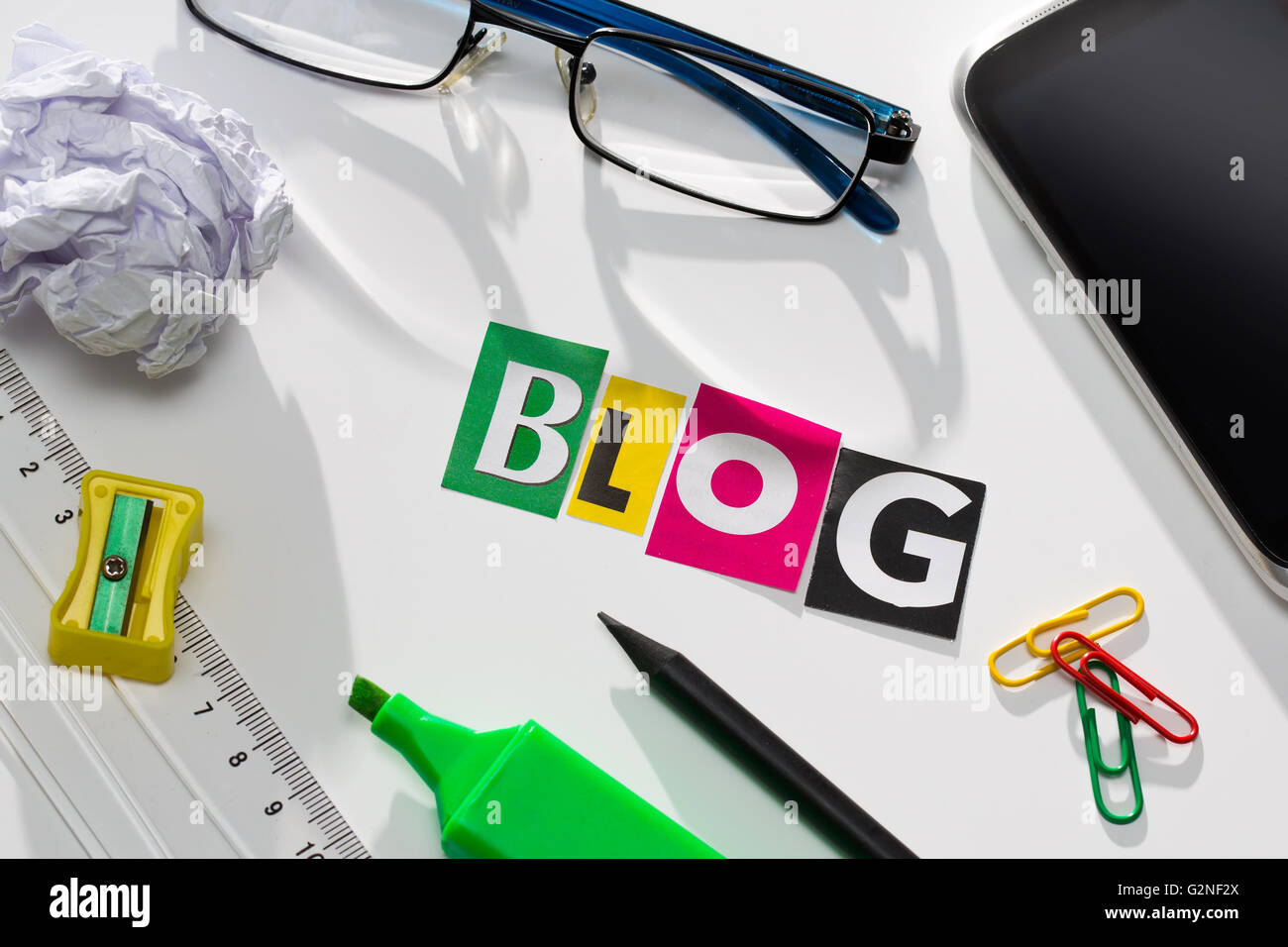 Das bunte Wort Blog in Ausschneiden Magazin Briefe. Stockfoto