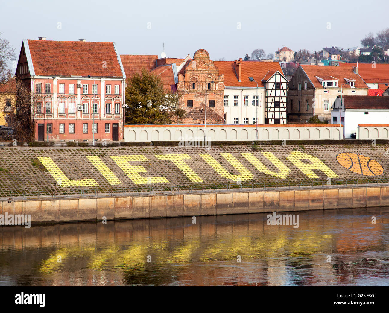 Der Name des Landes Litauen zusammen mit einem Basketball malte am Ufer der Memel in der Stadt Kaunas. Stockfoto