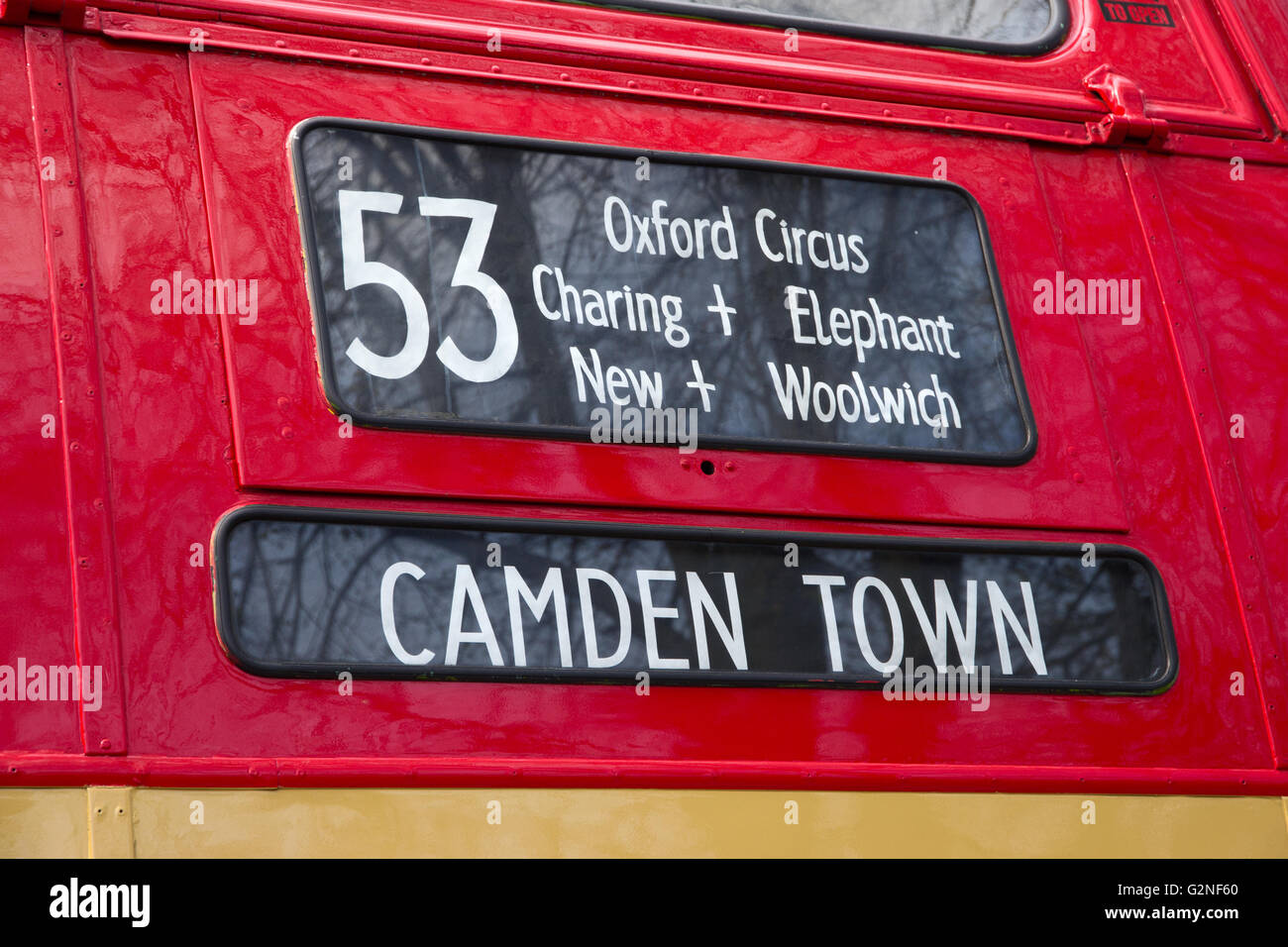 Reiseweg und Reiseziel Zeichen auf der Vorderseite der Doppeldecker London bus Stockfoto