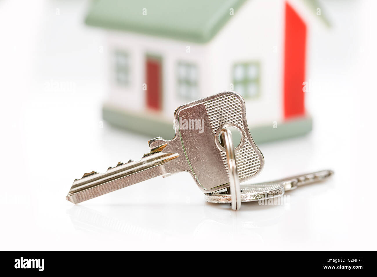 Tasten mit Haus auf Hintergrund. Stockfoto