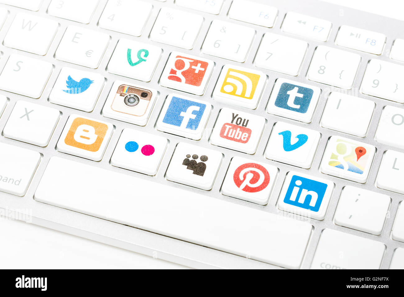 Bełchatów, Polen - 31. August 2014: Eine social-Media-Logo-Sammlung gedruckt und auf modernen Computer-Tastatur. Stockfoto