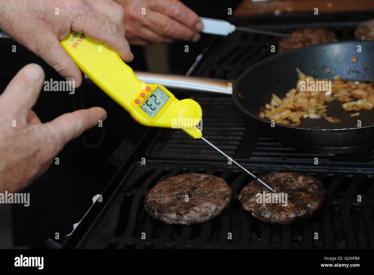 Überprüfung der Burger Kern Temperaturmessung mit digital thermometer Stockfoto