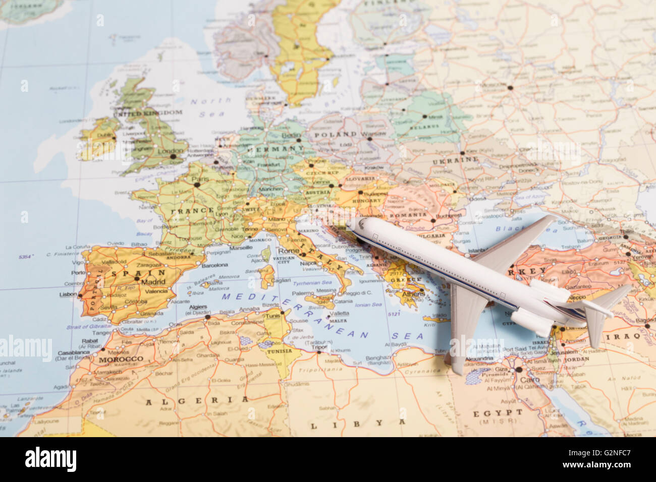 Miniatur mit einem Passagierflugzeug fliegen über die Karte von Europa aus Süd-Ost. Konzeptbild für Reisen und Tourismus Stockfoto
