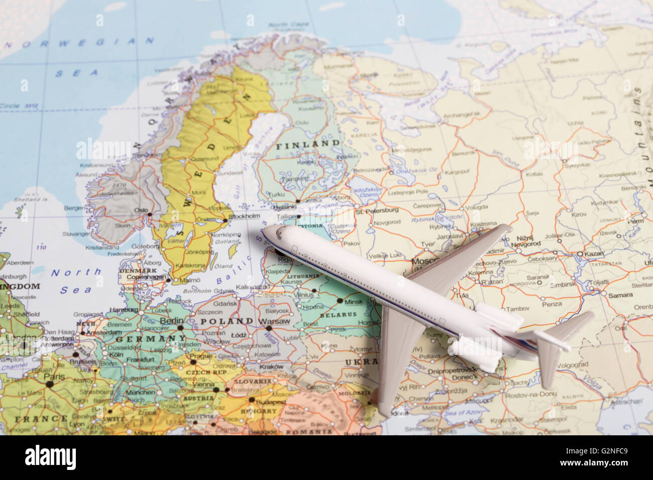 Miniatur mit einem Passagierflugzeug fliegen über die Karte von Skandinavien aus Süd-Ost. Konzeptbild für Reisen und Tourismus Stockfoto