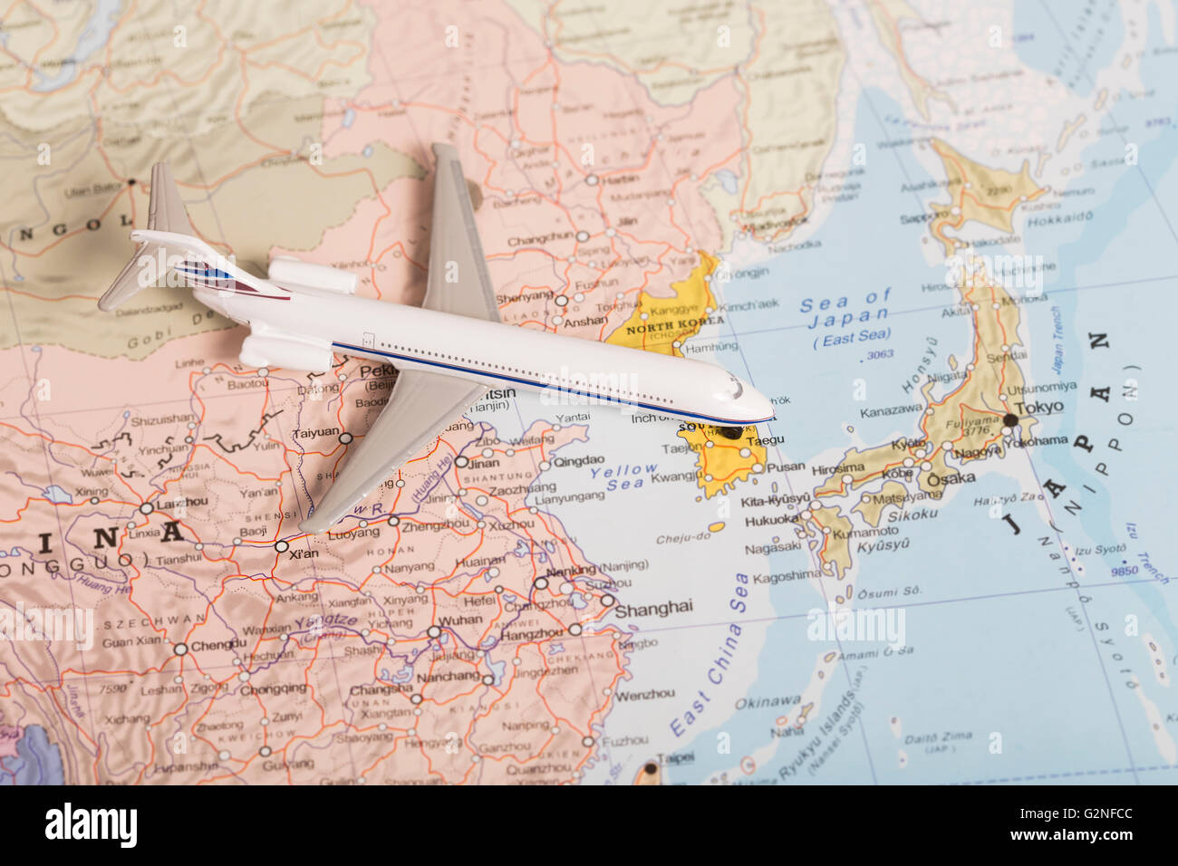 Miniatur mit einem Passagierflugzeug fliegen über die Karte von Japan aus Nord-West. Konzeptbild für Reisen und Tourismus Stockfoto