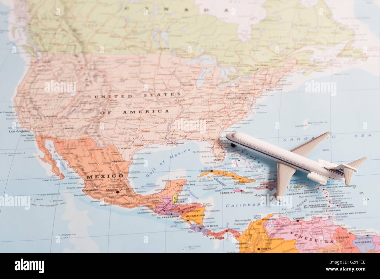 Miniatur mit einem Passagierflugzeug fliegen über die Karte der Vereinigten Staaten von Amerika aus Süd-Ost. Konzeptbild für die Reise ein Stockfoto