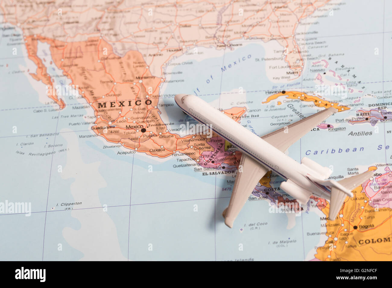 Miniatur mit einem Passagierflugzeug fliegen über die Karte von Mexiko aus Süd-Ost. Konzeptbild für Reisen und Tourismus Stockfoto