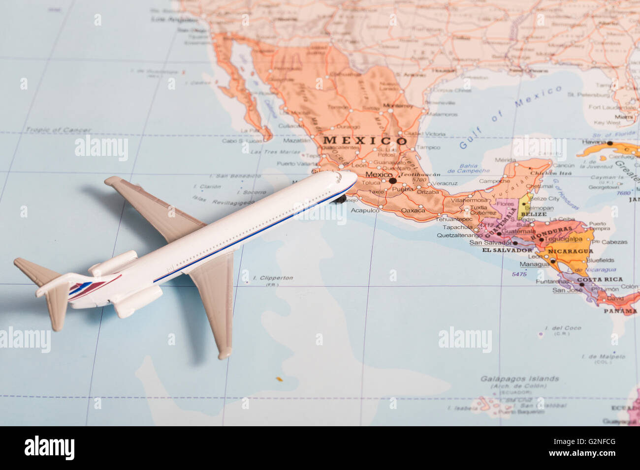 Miniatur mit einem Passagierflugzeug fliegen über die Karte von Mexiko aus Süd-West. Konzeptbild für Reisen und Tourismus Stockfoto
