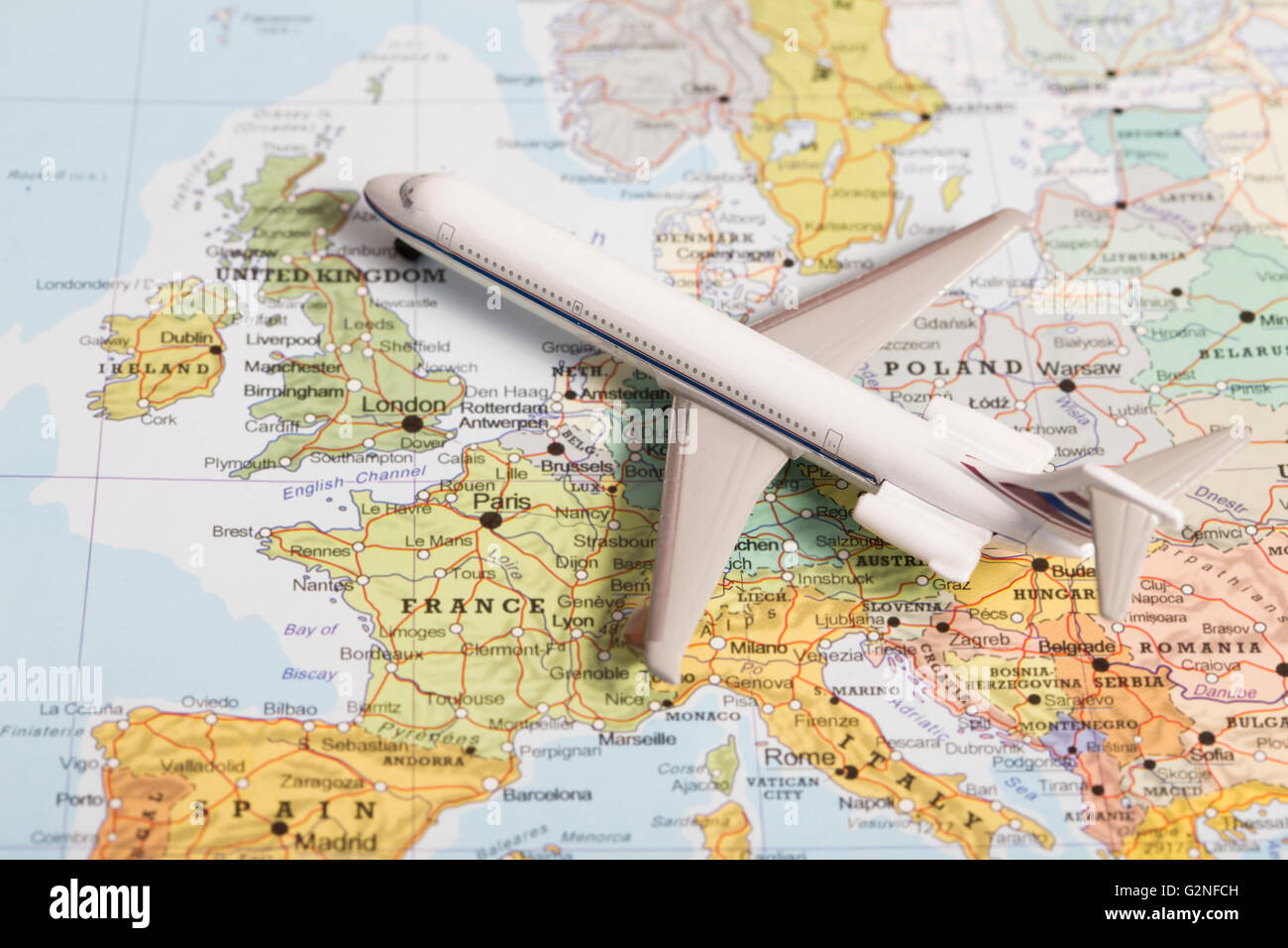 Miniatur mit einem Passagierflugzeug fliegen über die Karte des Vereinigten Königreichs aus Süd-Ost. Konzeptbild für Reisen und Tourismus Stockfoto