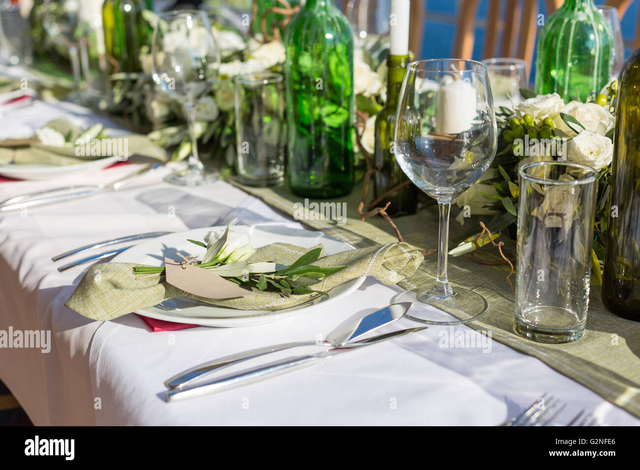 dekorierte Hochzeitstafel Stockfoto