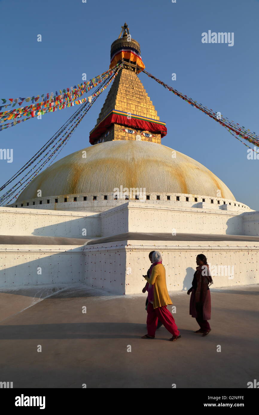 Zwei nepalesische Frauen an der Bodhnath Stupa in der Nähe von Kathmandu, Nepal Stockfoto