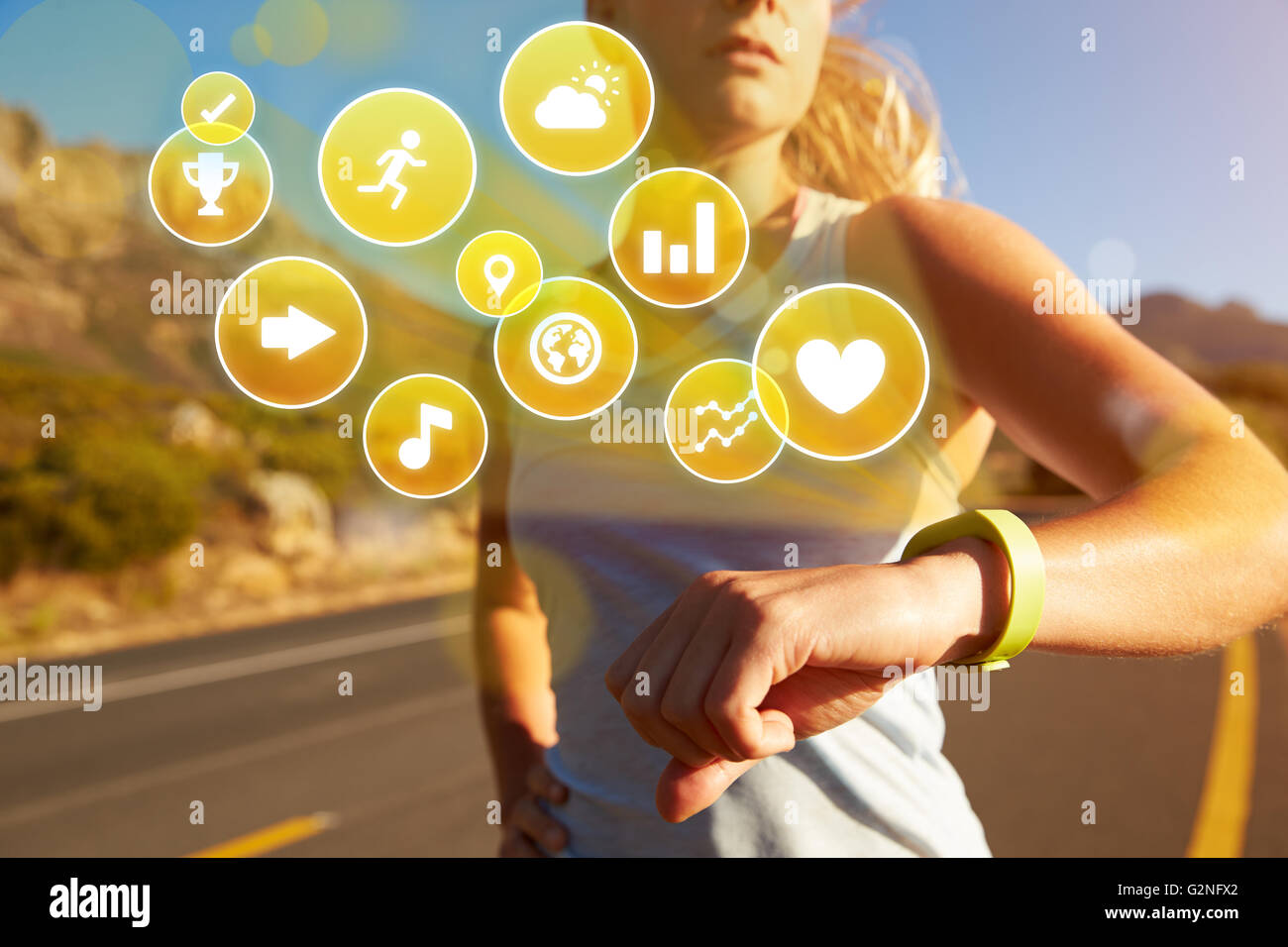 Ausübung der Frau Activity Tracker mit Gesundheit Symbole überprüfen Stockfoto
