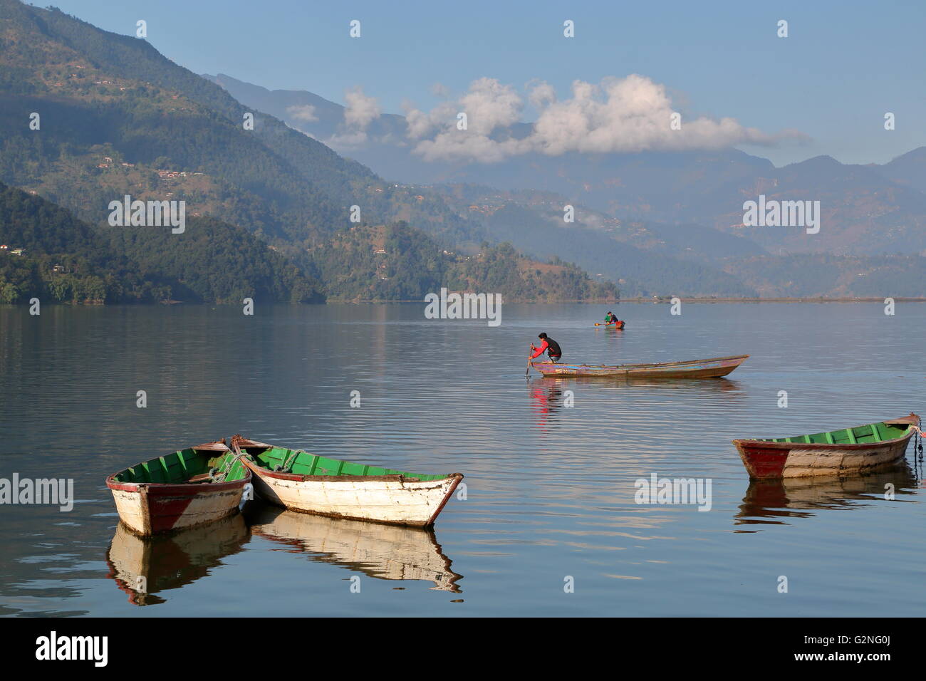 Bunten Ruderboote auf dem Phewa-See, Pokhara, Nepal Stockfoto