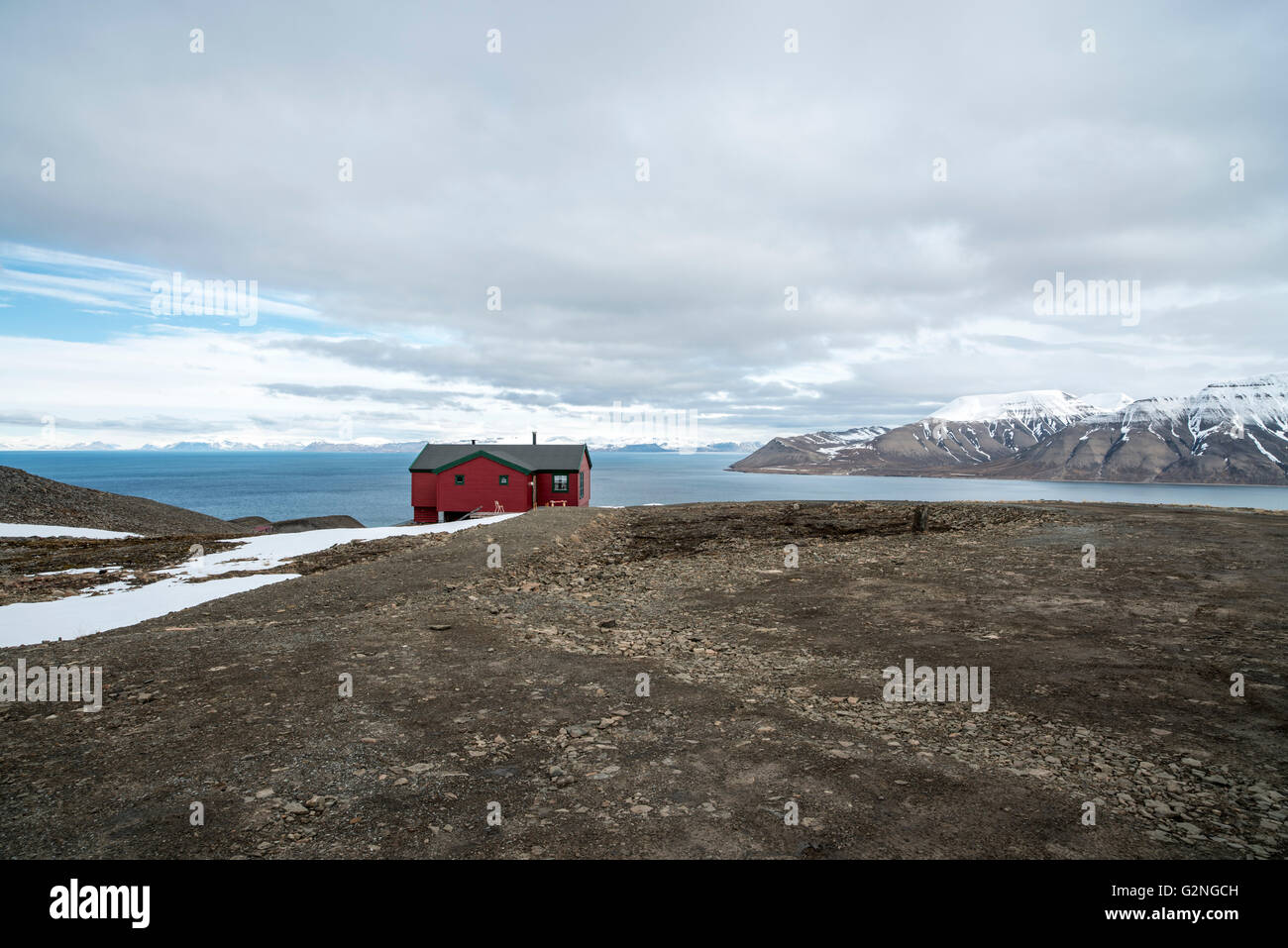 Blick über Adventfjorden, Svalbard, mit roten Hütte Spitzbergen Norwegen Rotes Holzhaus in der Bucht des Adventfjorden Spitzbergen Stockfoto