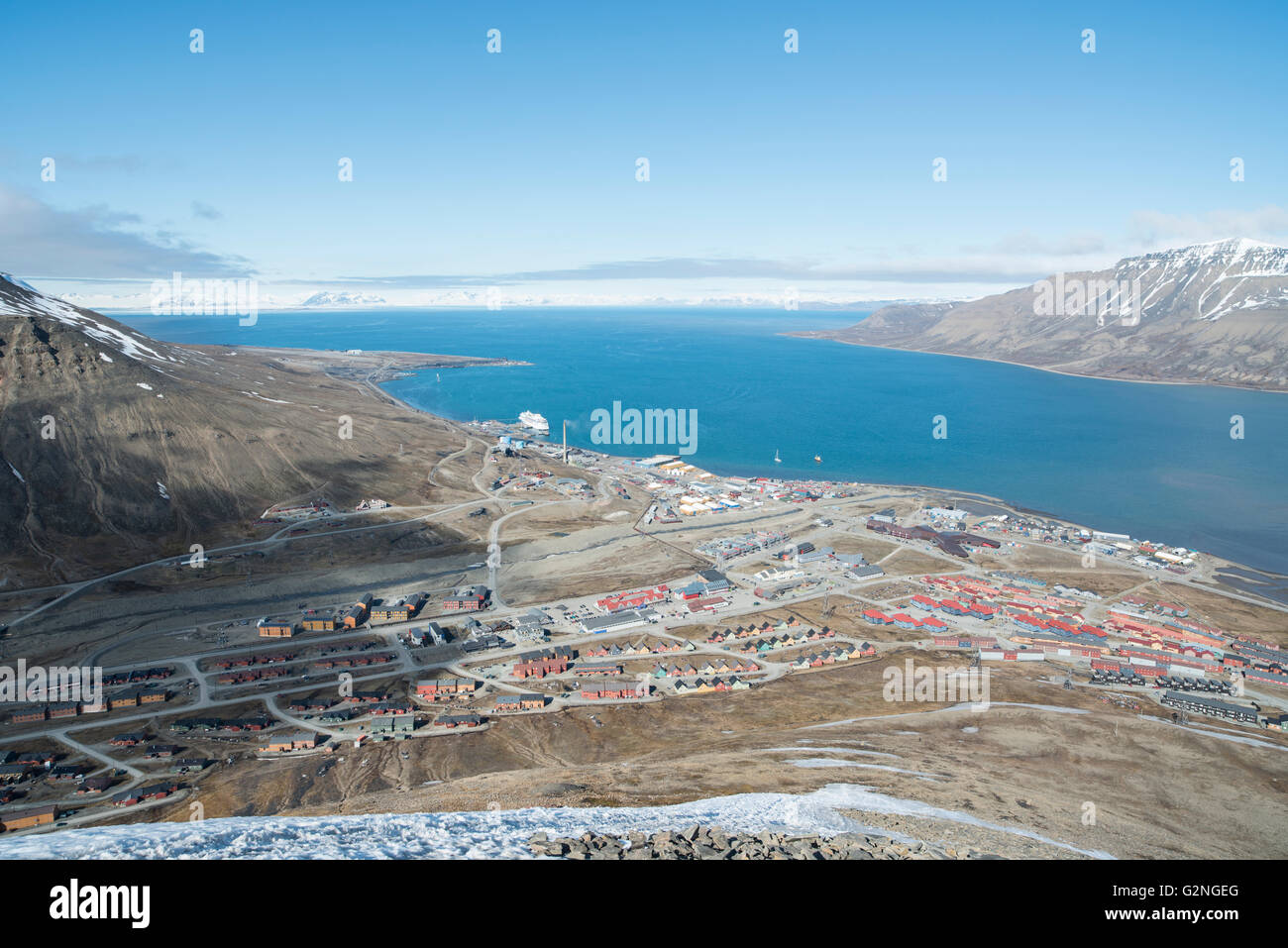 Panoramablick auf Longyearbyen von Sukkertoppen im Sommer Longyearbyen und Adventfjorden im Sommer Svalbard Spitzbergen Norwegen Stockfoto