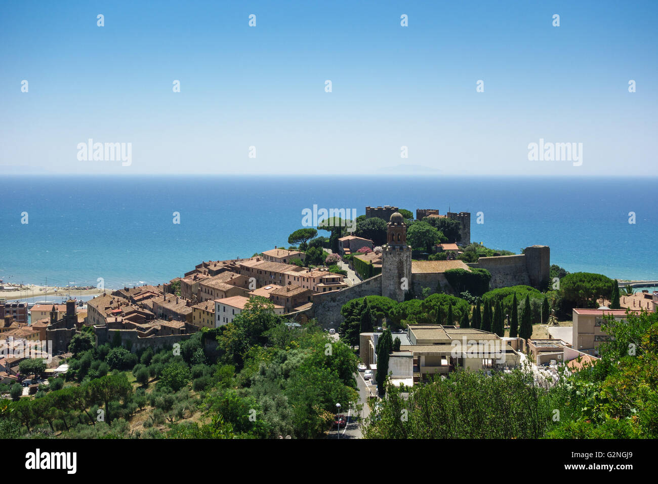 Blick auf das Castello und Borgo Medievale in der Küstenstadt von Castiglione della Pescaia in der Toskana Stockfoto