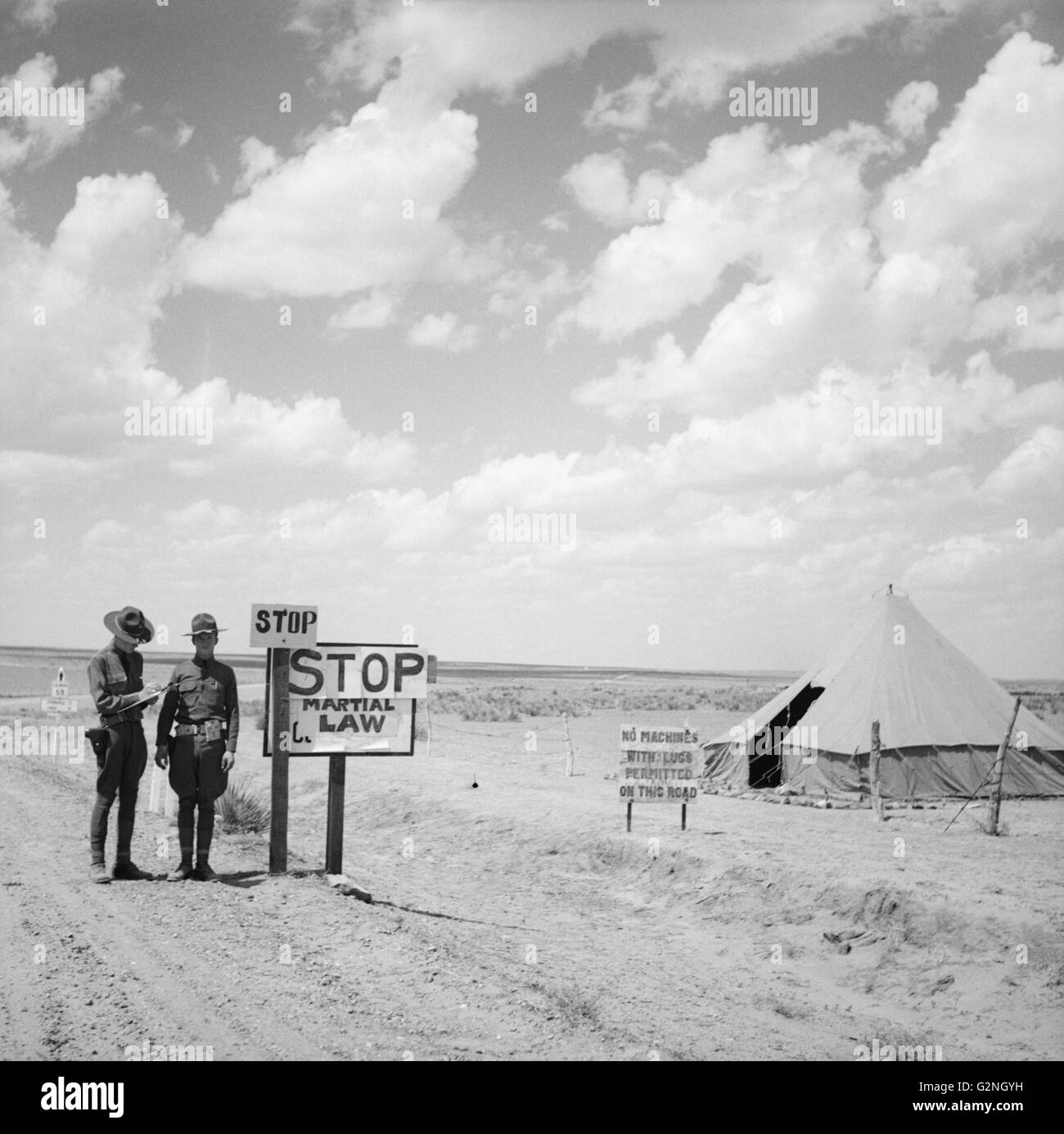 Kriegerisches Gesetz an Grenze stoppt wandernde Arbeiter, Colorado, USA, Arthur Rothstein für Farm Security Administration (FSA), April 1936 Stockfoto