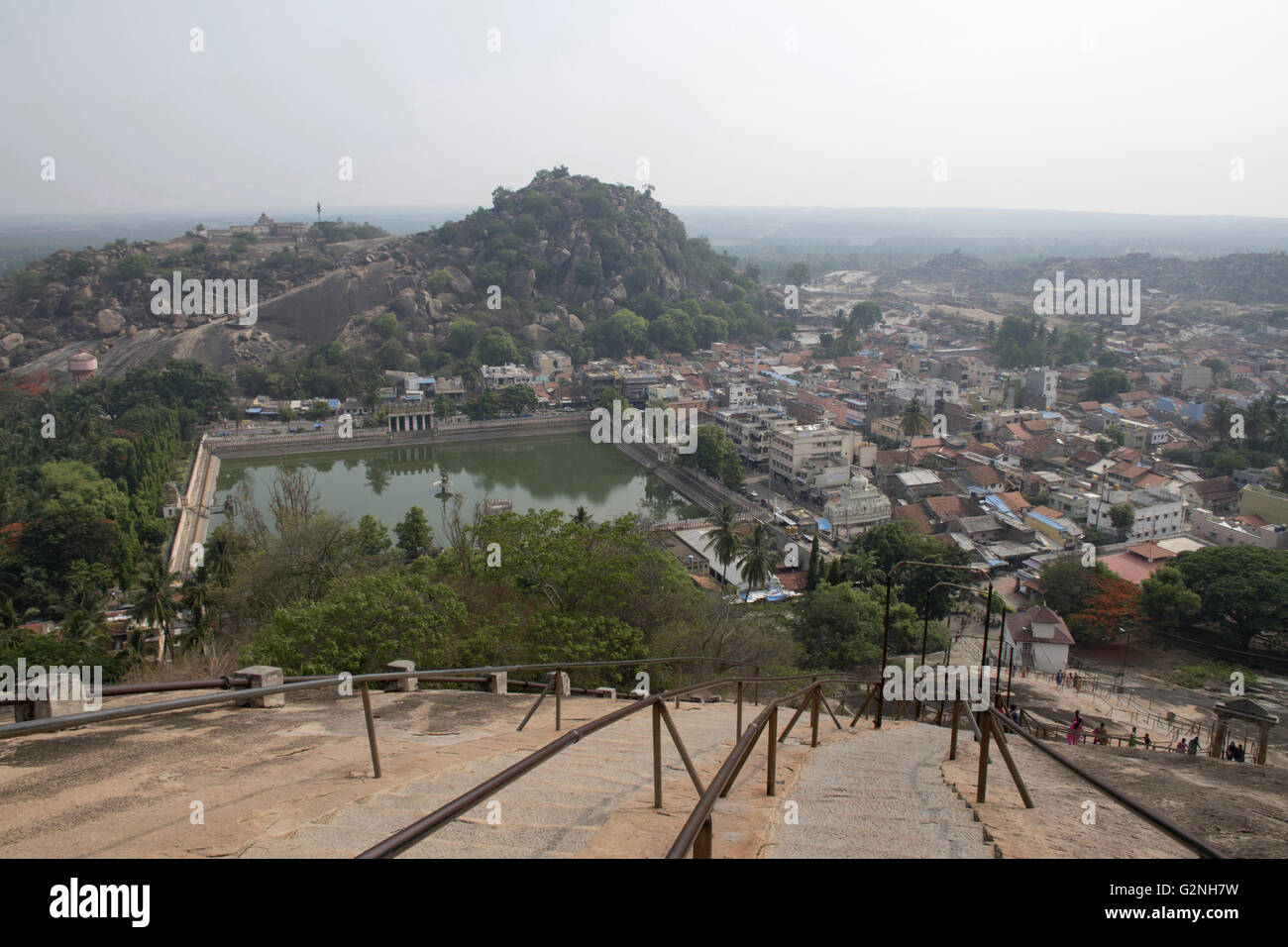Ansicht des chandragiri Hügels und shravanbelgola Stadt von vindhyagiri Hill, shravanbelgola, Karnataka, Indien. Stockfoto