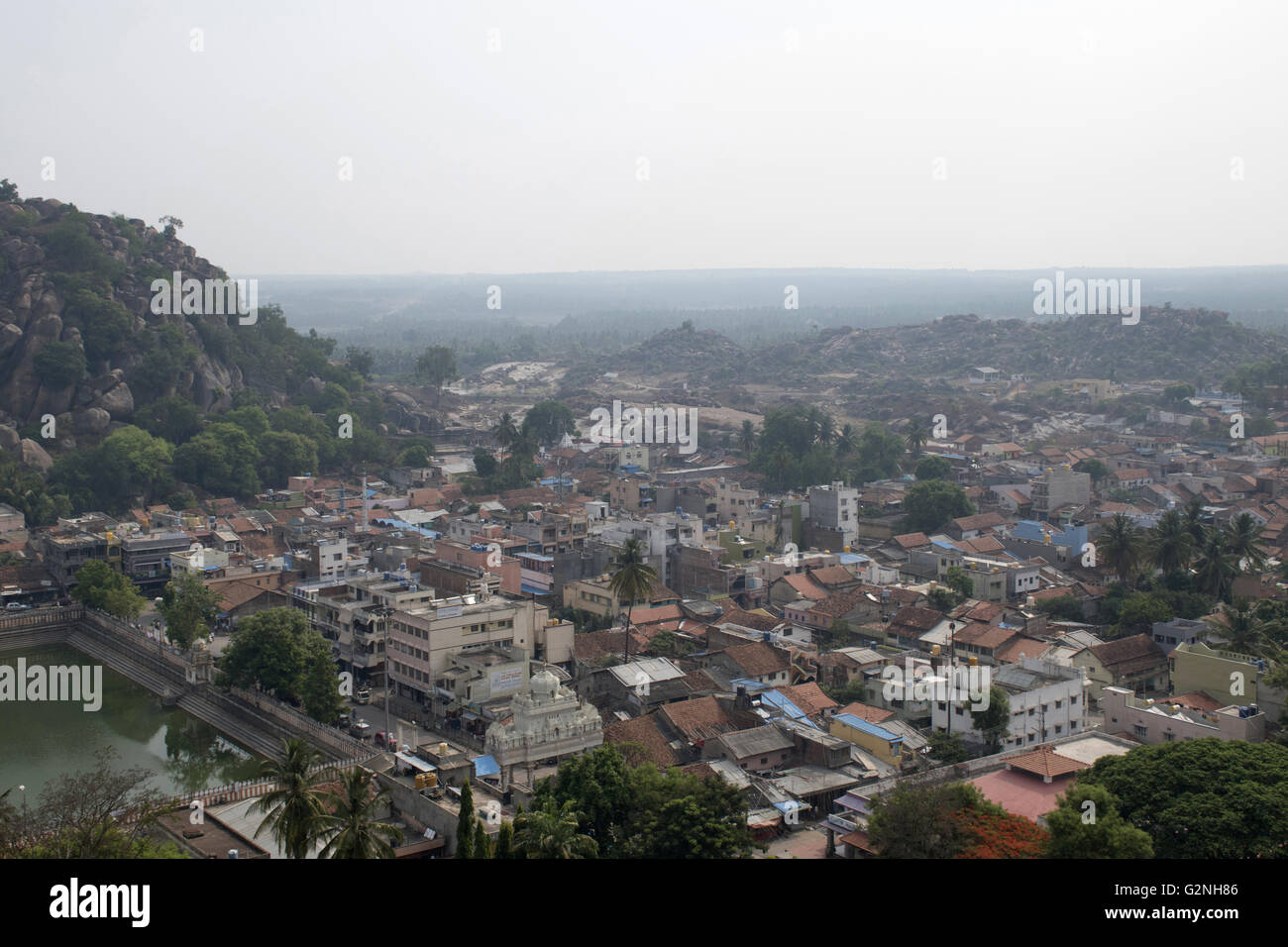 Aus der Vogelperspektive sravanabelgola Stadt von vindhyagiri Hill, shravanbelgola, Karnataka, Indien. Stockfoto