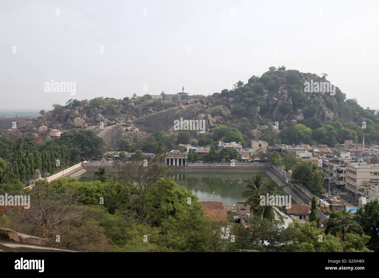 Ansicht des chandragiri Hügels und shravanbelgola Stadt von vindhyagiri Hill, shravanbelgola, Karnataka, Indien. Stockfoto