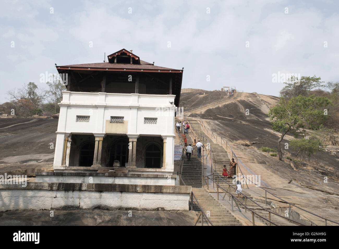 Gateway und Fels gehauene Stufen führen in den gomateshwara Tempel, vindhyagiri Hill, shravanbelgola, Karnataka, Indien. Stockfoto