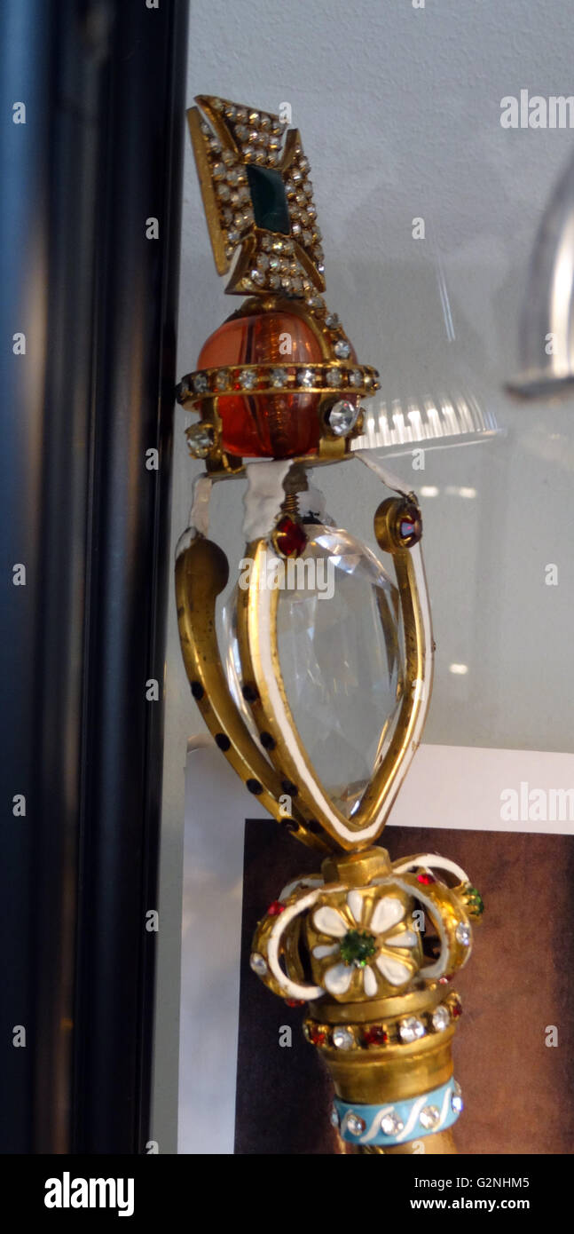 Das Zepter mit dem Kreuz, auch bekannt als die St. Edward Zepter, der souveränen Zepter oder das Königliche Zepter, ist ein Zepter der Britischen Kronjuwelen. Es wurde ursprünglich für die Krönung von König Karl II. im Jahr 1661. Im Jahre 1905, war es nach der Entdeckung der Cullinan Diamond neu gestaltet. Nun, das Zepter mit dem Kreuz gehört der größte Diamant der Welt, der CULLINAN I oder der Große Stern von Afrika, die wiegt über 530 Karat (106 g). Vom 17. Jahrhundert Stockfoto
