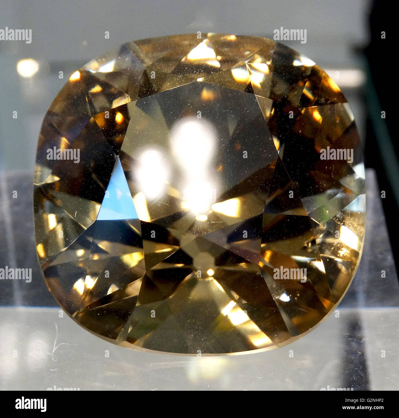 De Beers 234.50 CT Diamant. De Beers ist ein Kartell von Unternehmen, die  Diamantenindustrie dominieren. Das Unternehmen wurde 1888 von dem  Britischen Geschäftsmann Cecil Rhodes gegründet, die von der  Südafrikanischen Diamanten Magnat