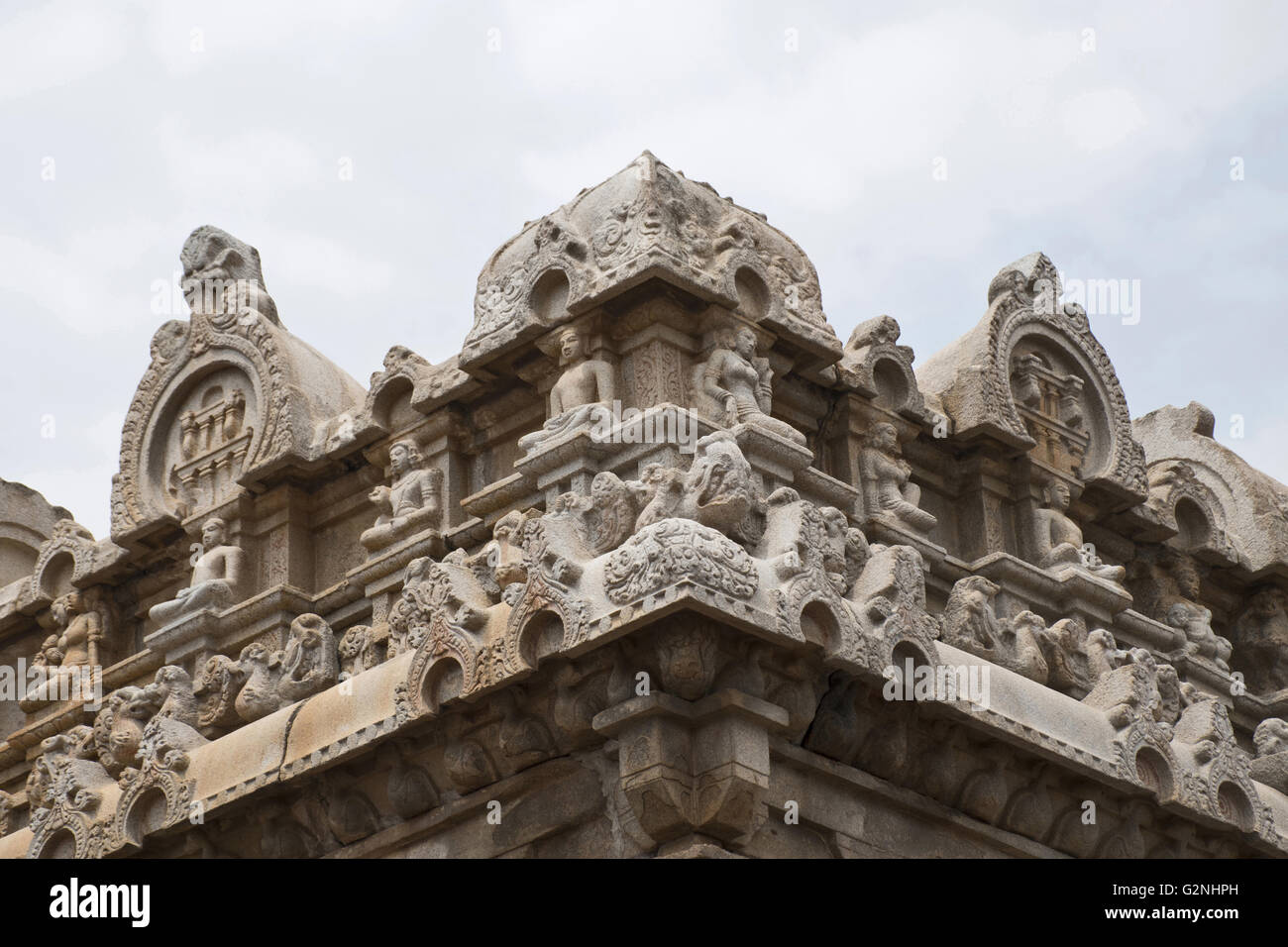 Geschnitzte Figuren an den Wänden, Hügel Chavundaraya Basadi, Chandragiri, Sravanabelgola, Karnataka, Indien. Stockfoto