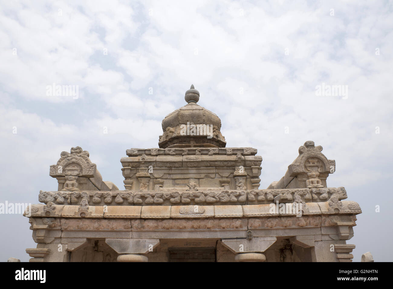 2 stöckigen Tempel von neminatha, der chavundaraya basadi, chandragiri Hügels, sravanabelgola, Karnataka, Indien. Stockfoto