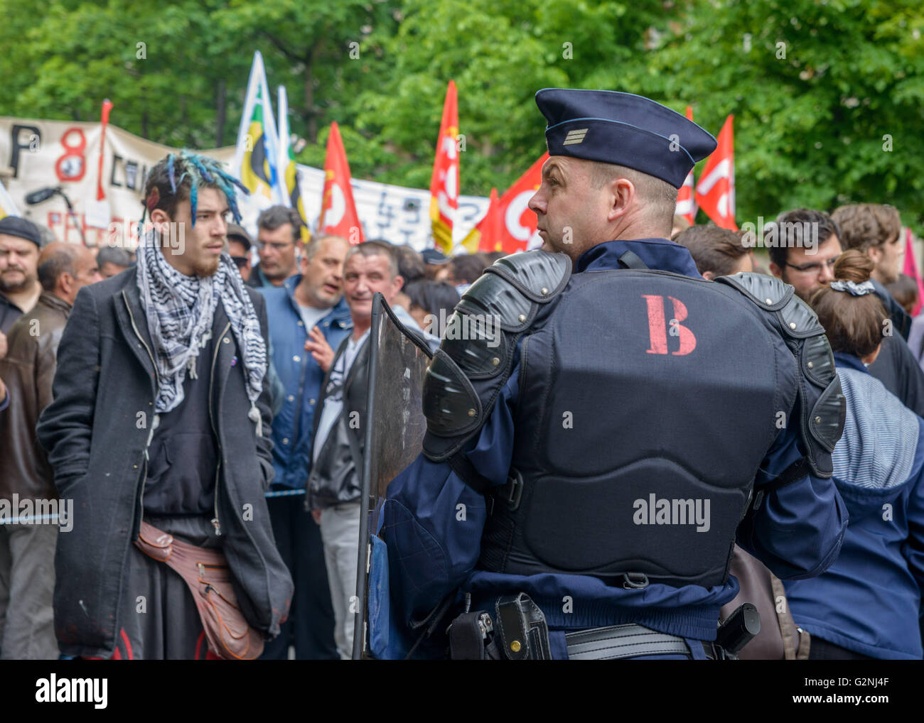 Französischen Gewerkschaften und Studenten protestieren in Paris, Frankreich, nachdem die Regierung gezwungen durch umstrittene Arbeitsmarktreformen Stockfoto