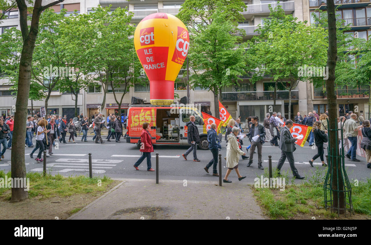 Französischen Gewerkschaften und Studenten protestieren in Paris, Frankreich, nachdem die Regierung gezwungen durch umstrittene Arbeitsmarktreformen Stockfoto