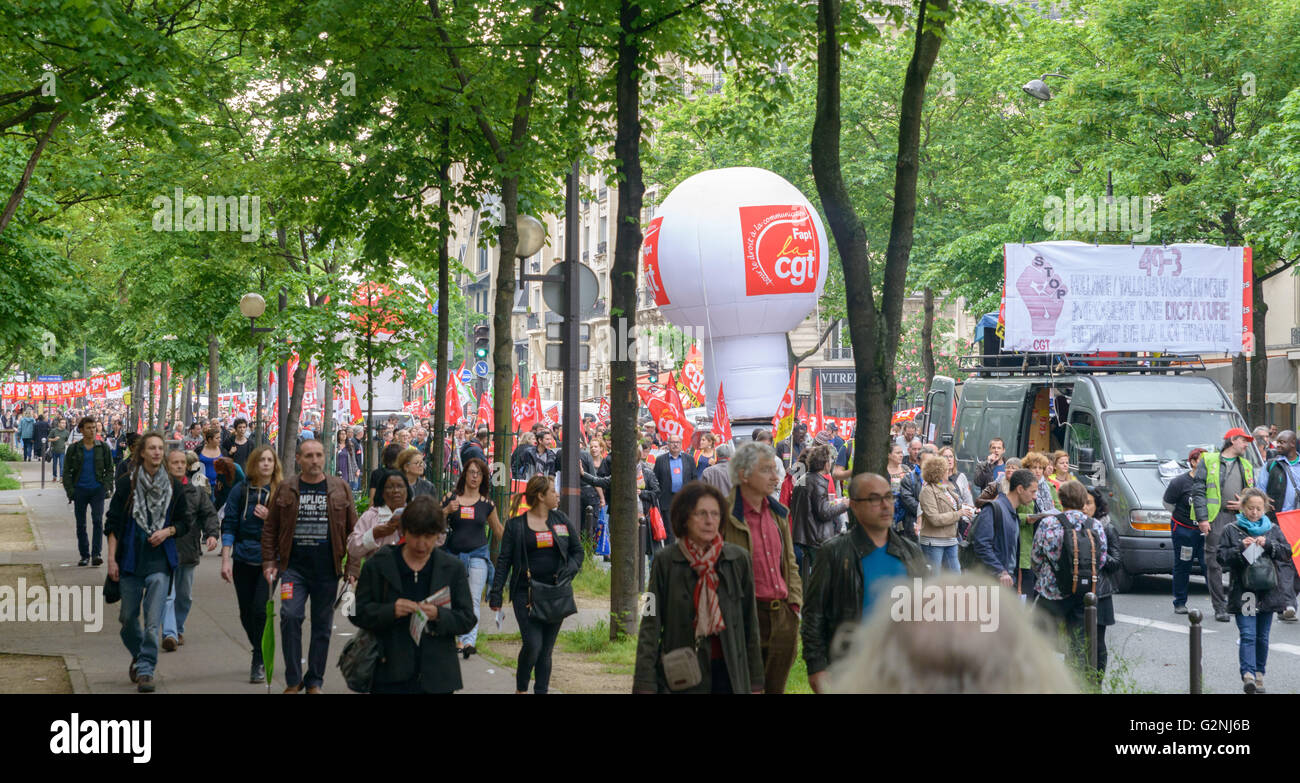 Französischen Gewerkschaften und Studenten protestieren in Paris, Frankreich, nachdem die Regierung gezwungen durch umstrittene Arbeitsmarktreformen Stockfoto