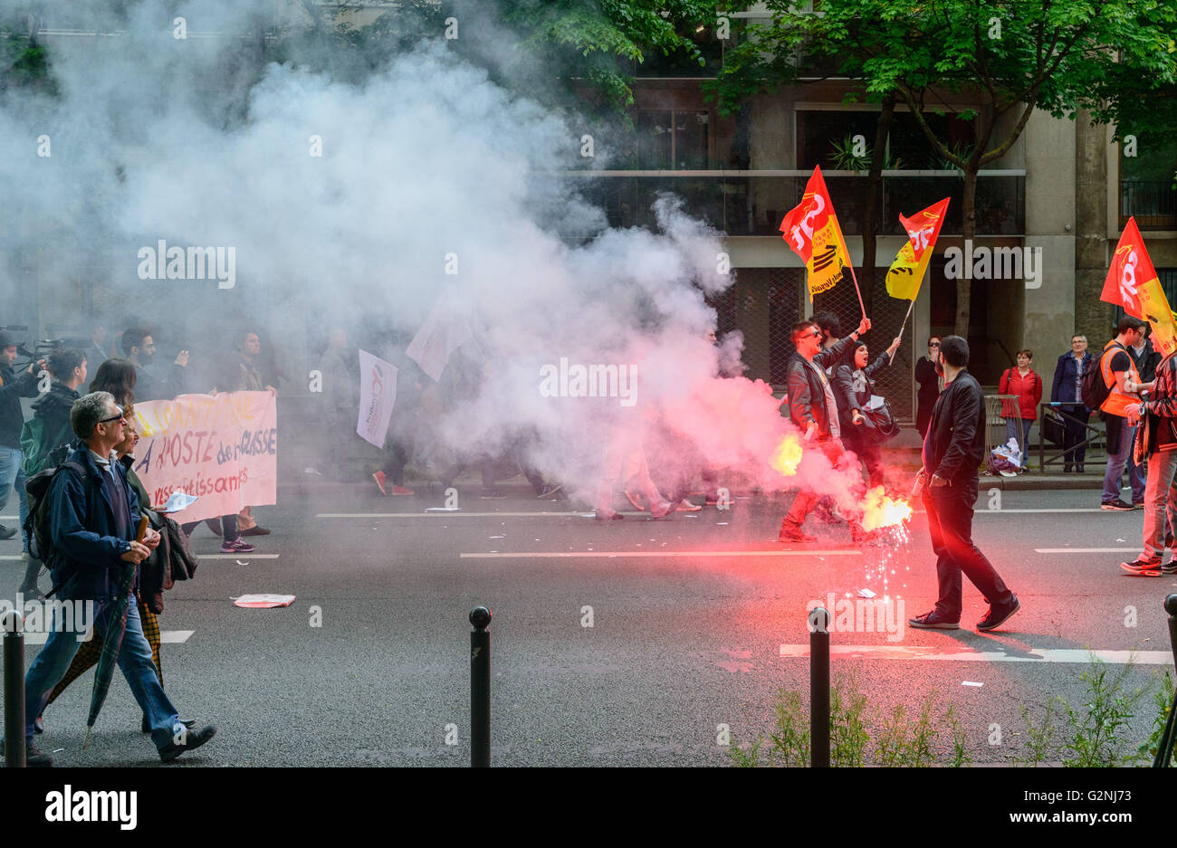 Französischen Gewerkschaften und Studenten protestieren in Paris, Frankreich, nachdem die Regierung gezwungen durch umstrittene Arbeitsmarktreformen Stockfoto