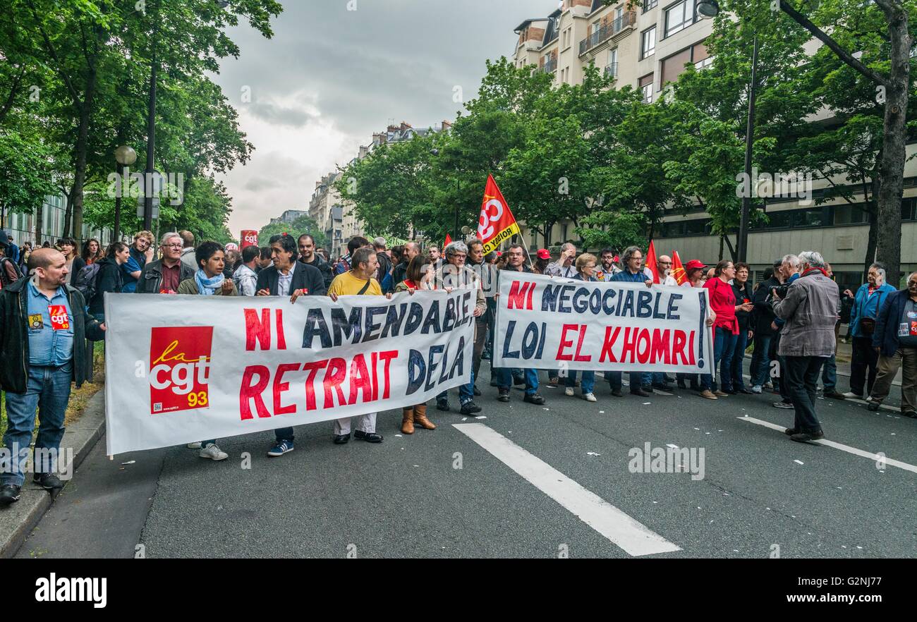 Französischen Gewerkschaften und Studenten protestieren in Paris, Frankreich, nachdem die Regierung gezwungen durch umstrittene Arbeitsmarktreformen Stockfoto